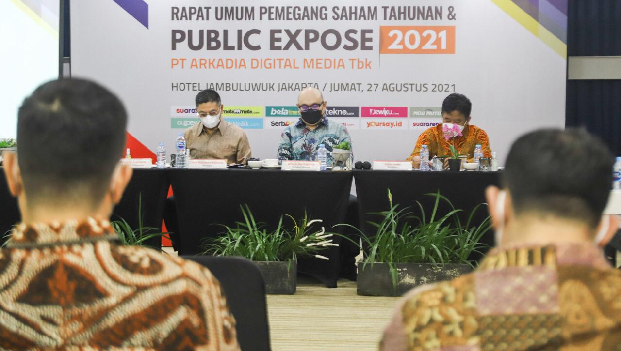 Foto: Jajaran Dewan Komisaris dan Direksi PT Arkadia Digital Media Tbk saat memimpin Rapat Umum Pemegang Saham Tahunan (RUPST) yang digelar secara hibrid (online & offline) di Jambuluwuk Hotel Thamrin, Jakarta, Jumat (27/8/2021). Pimpinan Rapat (kiri ke kanan): Komisaris Iwa Karunia, CEO Wiliam Martaputra, Direktur Suwarjono.