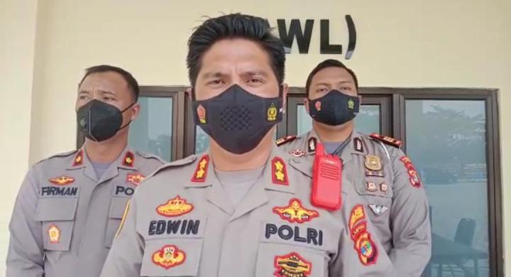 Limbah Diduga Oli Mirip Aspal Dipinggir Pantai, Kapolres Lamsel Lakukan Penyidikan