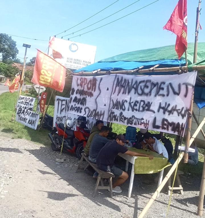 Buruh PT San Xiong Steel Dirikan Tenda di Depan Pabrik, Tuntut Pembayaran Gaji dan BPJS