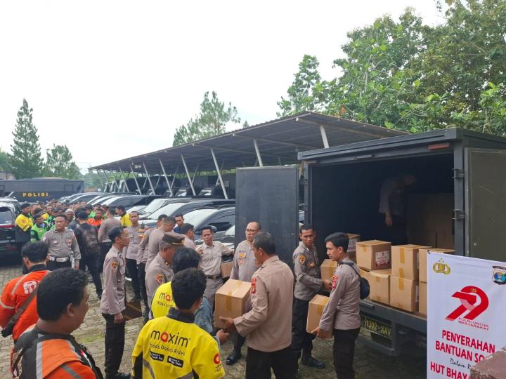 Polda Lampung Salurkan 300 Paket Sembako untuk Driver Ojek Online di Hari Bhayangkara ke-79   