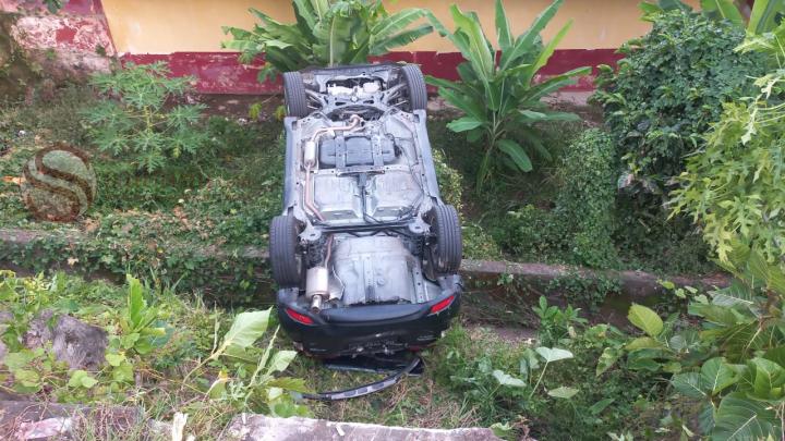 Sebuah Mobil HRV Terbalik di Tepi TanjakanÂ 