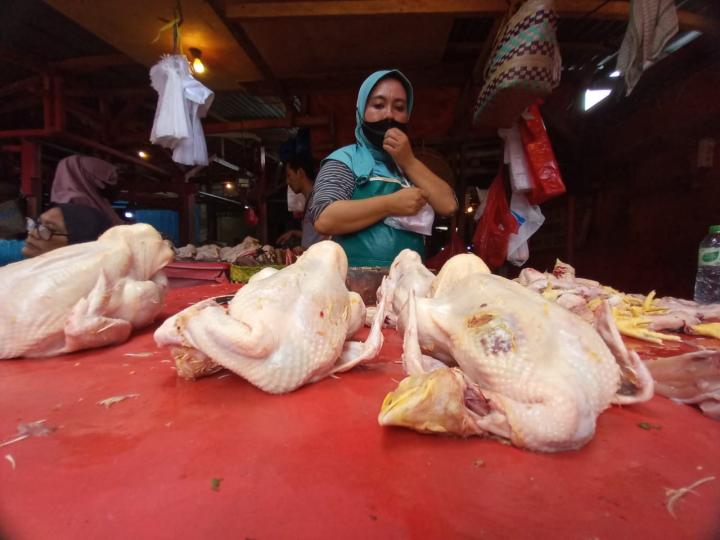 Tidak Stabil ! Jelang Lebaran Harga Daging Ayam dan Cabai Meroket, Pedagang Kecil Pusing