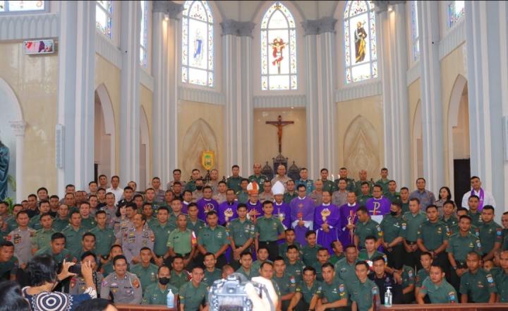 Uskup TNI Polri Menyelenggarakan Pelayanan Murah Hati Dalam Semangat Belarasa di Sintang