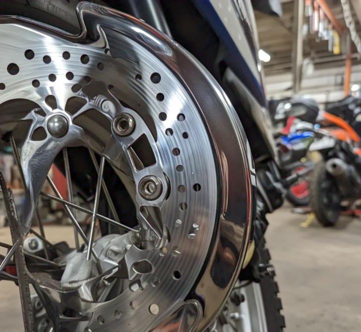 Hati-Hati Bahaya Menyiram Piringan Cakram Sepeda Motor