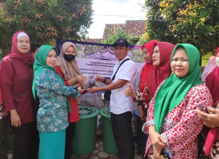 Dosen Prodi dan Beberapa Mahasiswa Kenalkan "Budikdamber" di Jatiagung