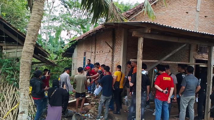 Masyarakat Kampung Marga Jaya Soraki Pelaku Pembunuhan Satu Keluarga 