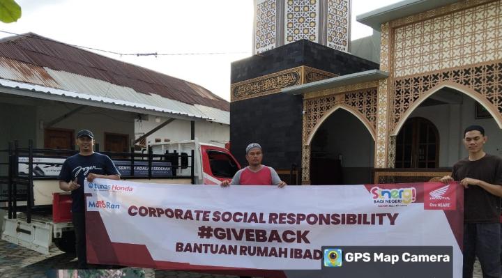 TDM Krui Serahkan Bantuan Kursi Untuk Masjid Al Mujahidin dan Al Jami