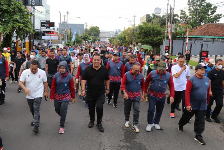 Gubernur Arinal Hadiri Jalan Sehat Unila dalam Rangka Peringatan Hari Kartini dan Hari Pendidikan Nasional 2023