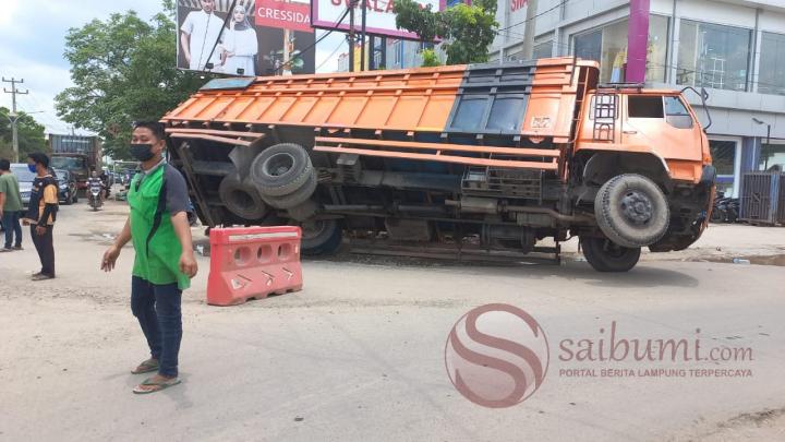 Ibu-Ibu Belok Dadakan, Mobil Fuso Pengangkut Oil Terguling