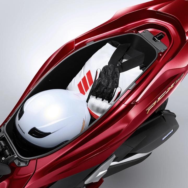 Tips Menyimpan Helm Yang Aman Saat Parkir