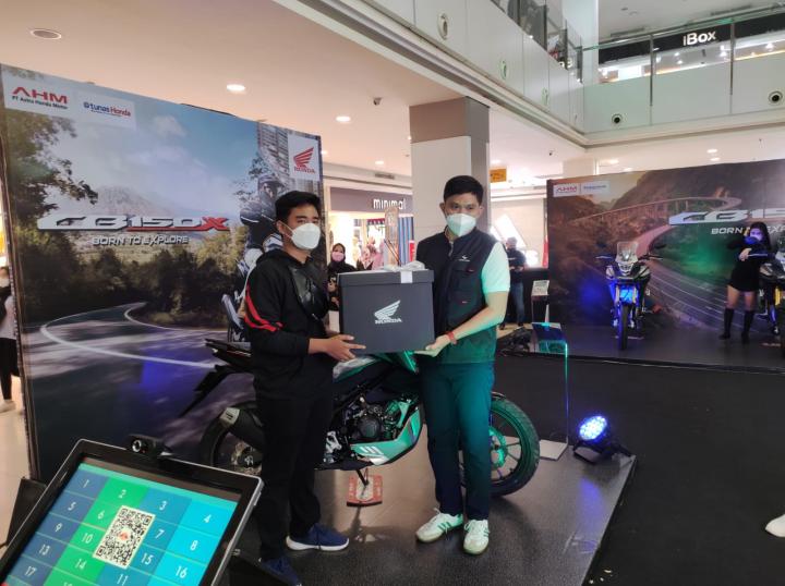 TDM Serahkan Motor CB150X Ke Konsumen Pertama di Lampung