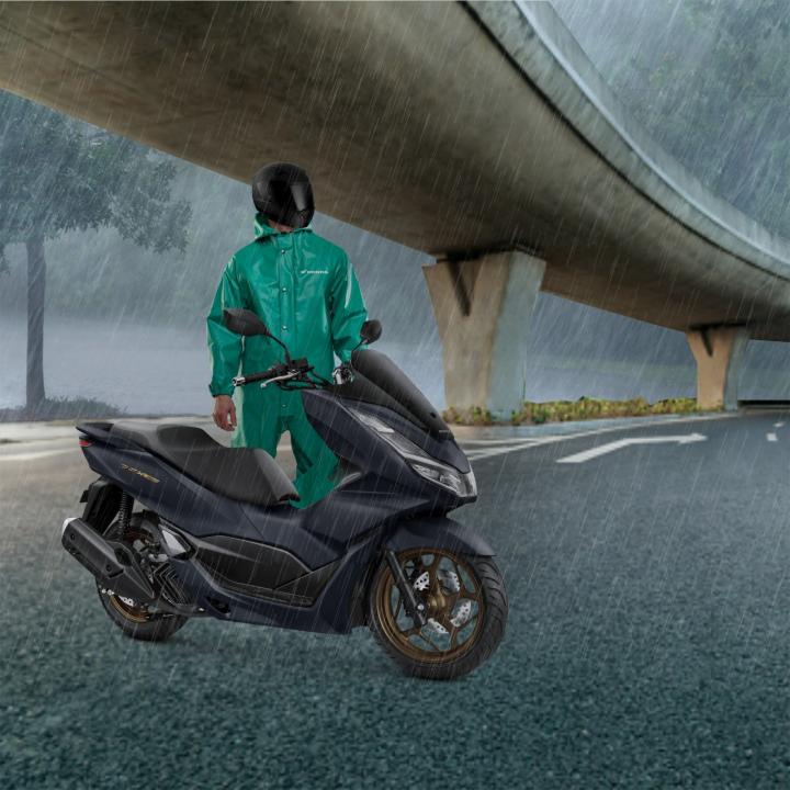 Tips Berkendara Sepeda Motor Saat Mendadak Hujan di Tengah jalan