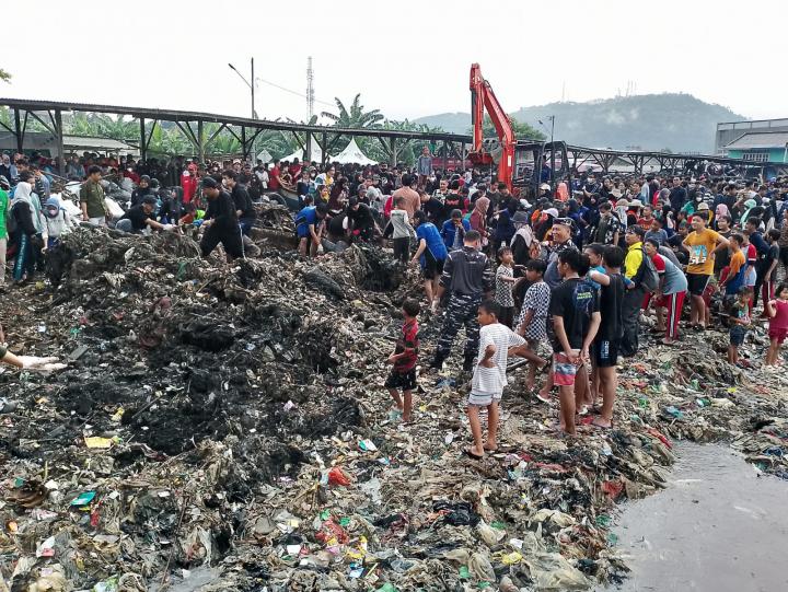 Ribuan Masyarakat Bandar Lampung Tumpah Ruah Bersihkan Sampah di Pantai SukarajaÂ 