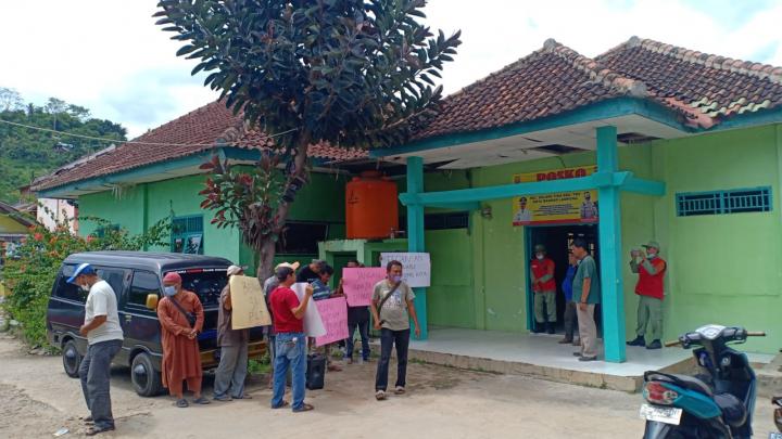 Belasan Warga Kelapa Tiga Gruduk Kelurahan, Tuntut Segera Digelar Pemilihan RT