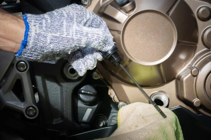 Cuaca Panas Bikin Oli Motor Berkurang, Benarkah?