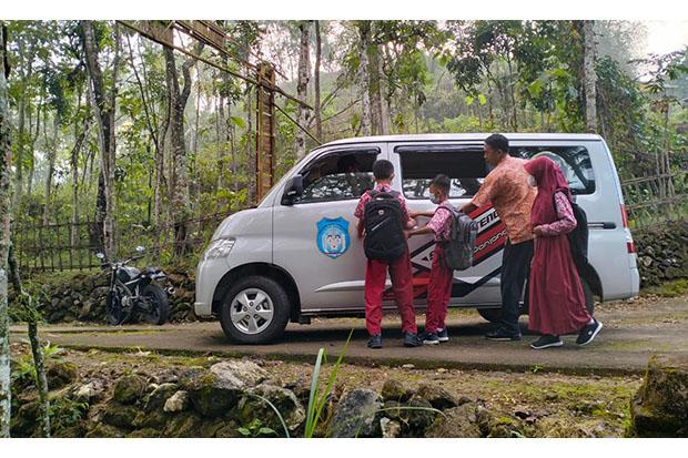 Viral Pahlawan Tanpa Tanda Jasa! Kisah Guru yang Rogoh Kocek Sendiri untuk Antar Jemput Siswa Setiap Hari