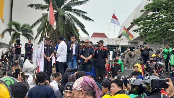 Temui Pendemo, Ketua Fraksi PKS DPRD Lampung, Ade Utami Ibnu Konsisten Menolak Kenaikan BBM