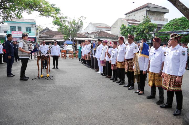 Dilantik di Tengah Pasar, Bupati Egi Ingatkan Pejabat soal Realitas Pengabdian