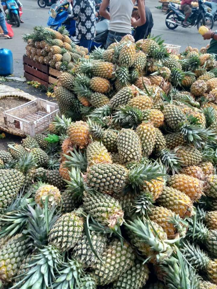 Jelang Lebaran Buah Nanas Banjiri Pasar Gintung, Pedagang Optimis Cuan