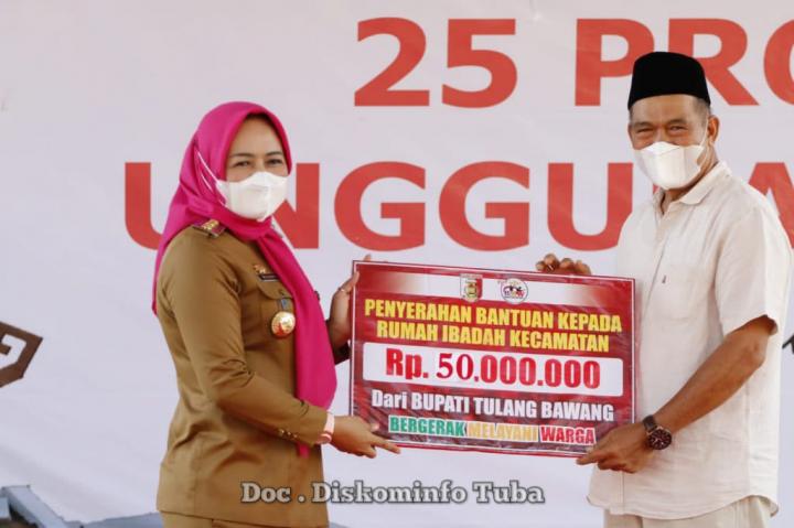 Bupati Winarti Gelar Pasar Murah di kampung Sumber sari kecamatan Penawar Aji