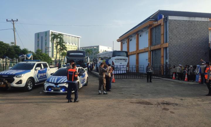 Polisi Kawal 439 Jemaah Haji Kloter 12 Bandar Lampung Diberangkatkan dari Asrama