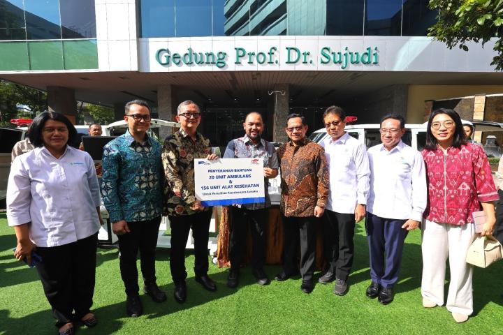Nurani Astra Menyerahkan 156 Unit Alat Kesehatan dan 20 Unit Ambulans kepada Kementerian Kesehatan Bantuan Korban Banjir 