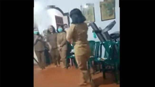 Viral, Sekelompok ASN Joget Sambil Pegang Botol Miras, Netizen: Miras Halal Bagi Mereka