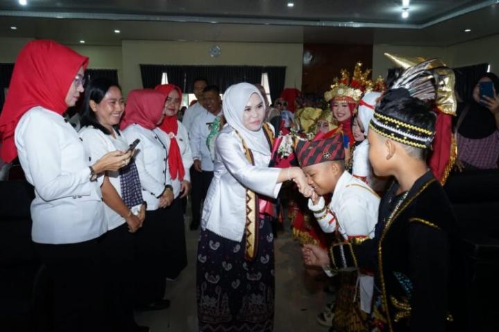Momentum Menambah Wawasan, Ketua Umum DKLS Hj.Winarni Hadiri Lomba Tari Kreasi dan Musik Tradisional