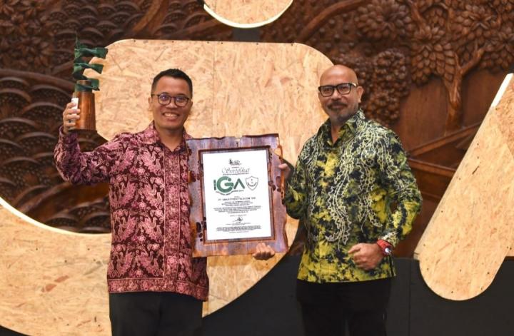 Smartfren Raih Indonesia Green Awards 2024 Dengan Program eSIM dan Edukasi Lingkungan Bebas Sampah 