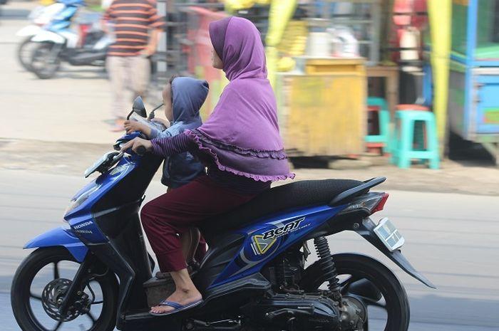 Nyawa Anak Enggak Ada Cadangannya, Kalau Mau Dibonceng Pakai Motor Begini Caranya 
