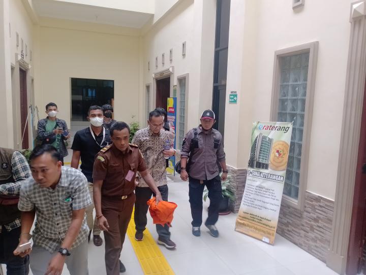 Momen Pemberi Suap ke Rektor Non Aktif Unila Memasuki Ruang Sidang di PN TanjungkarangÂ 
