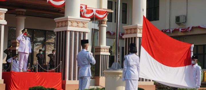 Digelar Sederhana, Nanang Ermanto Pimpin Upacara HUT Ke-76 Kemerdekaan RI di Halaman Kantor Bupati  
