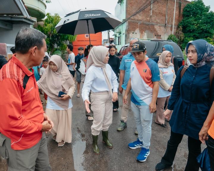 Tiga Warga Meninggal Akibat Banjir di Bandar Lampung, Wulan Mirza Melayat dan Serahkan Bantuan untuk Korban