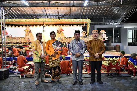 Mingrum Gumay Apresiasi Pagelaran Wayang Kulit â€Semar Boyongâ€ Ki Teguh Surono
