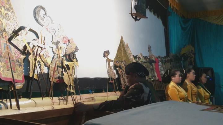Jadi Perhatian, Dalang Pementasan Wayang Kulit Semar Mbangun Desa Pakai Srojan Loreng