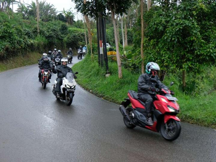 Hindari Rem Blong, Berikut Teknik Pengereman Skutik di Jalanan Menurun   