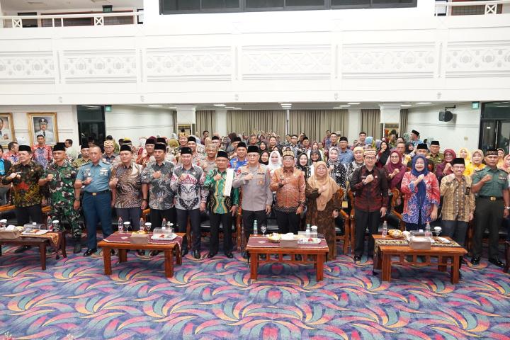 Pj. Gubernur Lampung Hadiri Peringatan Isra Miâ€™raj 1446 H, Momentum Transformasi Diri Menuju Pribadi Lebih Baik