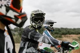 Tips Aman Memilih Helm Untuk Pengendara BerkacamataHelm