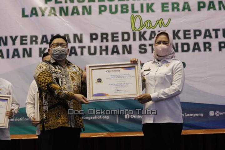 Bupati Winarti Terima Penghargaan dari Ombusman