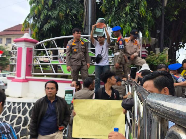 Sejumlah Aktivis Merangsek Aksi Tuntut Solusi Konkret Persoalan Banjir atau Walikota Mundur!