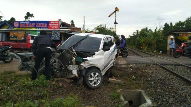 Hancur: Hendak Lintasi Perlintasan, Mobil Datsun Ditabrak Kereta Api