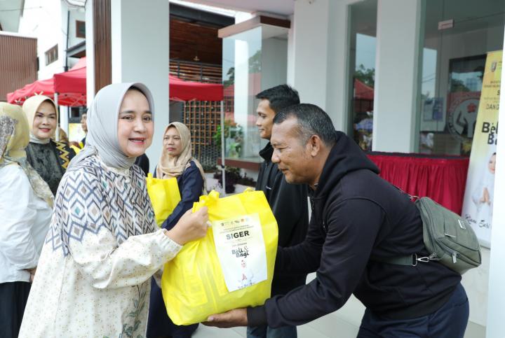 Ibu Riana Sari Arinal Bersama Dharma Wanita Persatuan BPSDM dan Disperkim Cipta Karya Provinsi Lampung  Gelar Gerakan Beli dan Bagi 