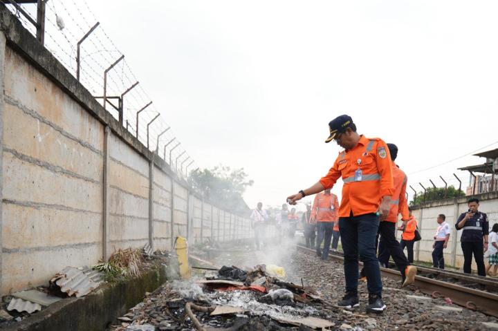 KAI Divre IV Tanjungkarang Pinta Warga Tak Sembarangan Bakar dan Buang Sampah di Dekat Rel
