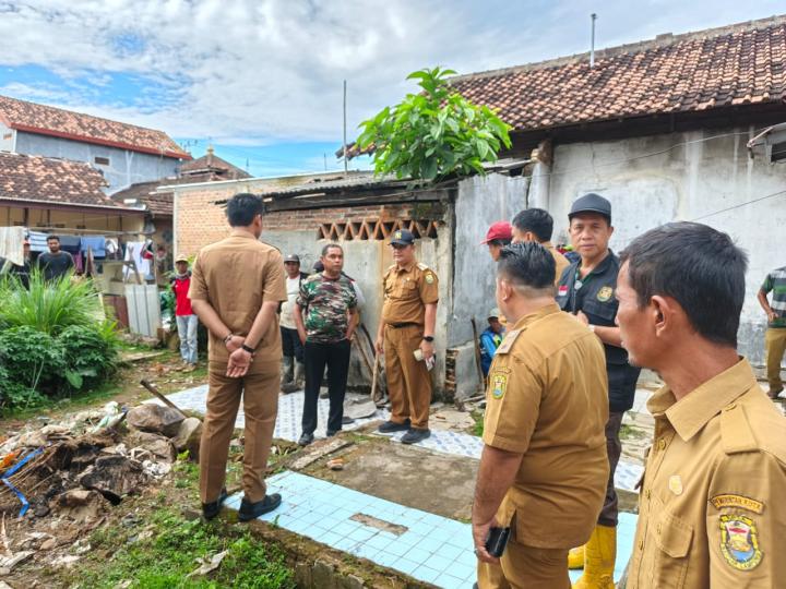 Pemkot Bandar Lampung Bongkar 10 Bangunan Semipermanen di Atas Aliran Drainase