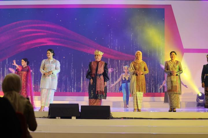 Ketua Dekranasda Provinsi Lampung Mendapat Kehormatan Tampilkan Tapis Pada Fashion Show Dalam Rangka HUT Dekranas ke-43