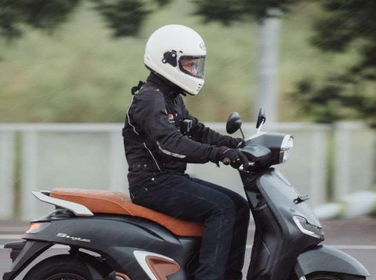 Cara Atasi Kaca Helm Ngembun Saat Musim Hujan   