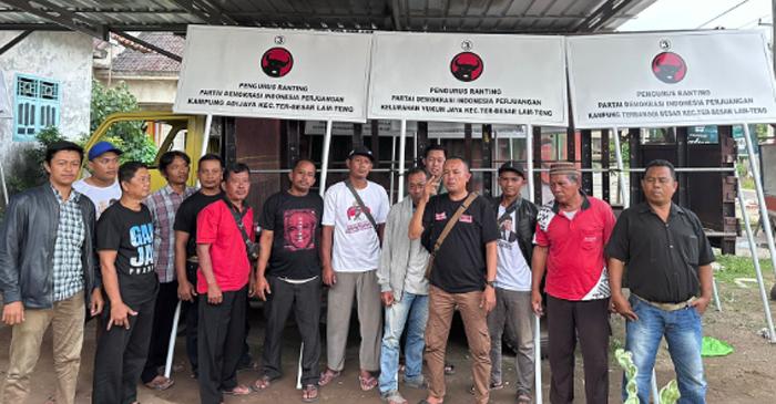 Kader Senior PDIP Mingrum Gumay Berikan Bantuan Plang PAC dan Ranting di Terbanggi Besar