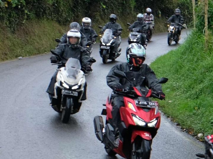 Selain Jas Hujan, Inilah Perlengkapan Berkendara Yang Digunakan Saat Hujan