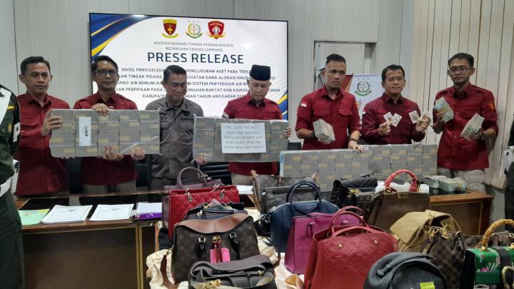 Kasus Korupsi Spam, Kejati Lampung Segel Rumah Eks Bupati Pesawaran: Puluhan Tas Branded dan Sejumlah Kendaraan Disita