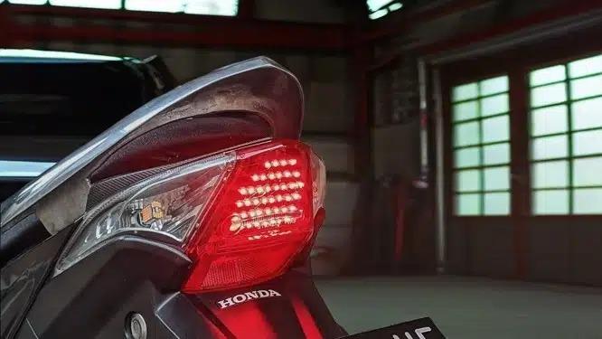 Lampu Rem Berwarna Merah? Ini Alasannya
